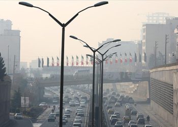 Tahran'da hava kirliliği nedeniyle yarın okullar ve resmi kurumlar tatil edildi