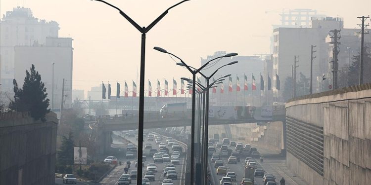 Tahran'da hava kirliliği nedeniyle yarın okullar ve resmi kurumlar tatil edildi