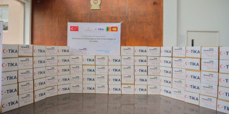 TİKA, Sri Lanka'daki sel mağdurlarına yardım malzemesi ulaştırdı