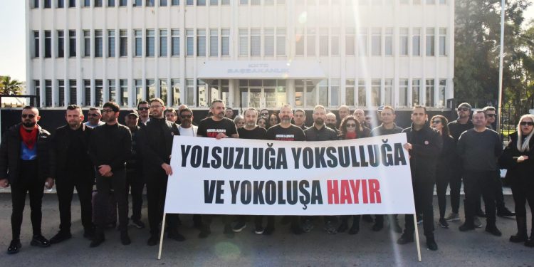 Kamuda yetkili beş sendika, Başbakanlık önünde ateş yaktı