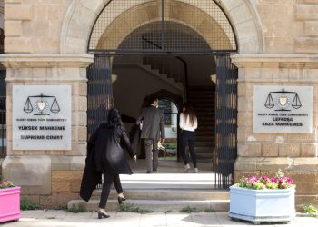 Yüksek Mahkeme: Siyasi kişiler, mahkemelere telkinde veya talepte bulunamaz, yetki veremez