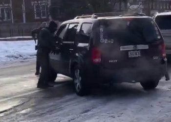 ABD'de ICE polisleri, göçmen operasyonlarını izleyen ABD vatandaşını silahla vurdu