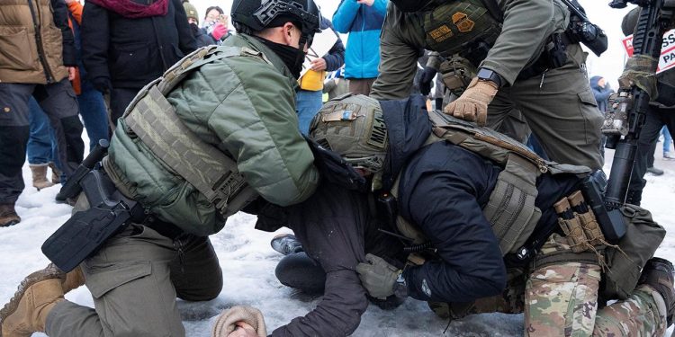 ABD'de, ICE polisine tepki olarak düzenlenen protestolarda en az 30 kişi gözaltına alındı