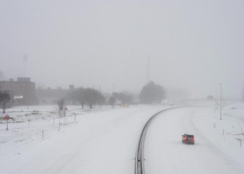 ABD'de kar fırtınası nedeniyle 10 bine yakın uçuş iptal edildi