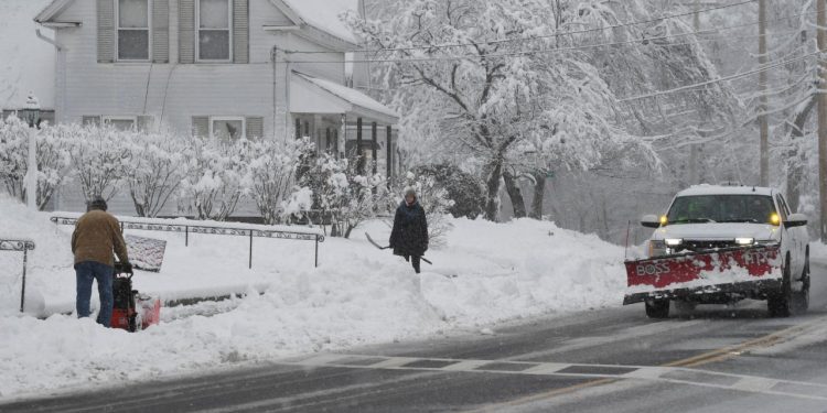 ABD'de on binlerce hane elektriksiz kaldı