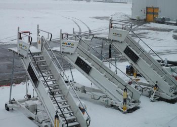 Avrupa'da zorlu kış şartları nedeniyle yüzlerce uçuşta iptal ve gecikme yaşanıyor