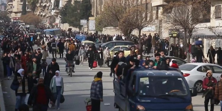 Halepte SDG'nin başlattığı çatışmalar nedeniyle binlerce sivil güvenli bölgelere geçiyor