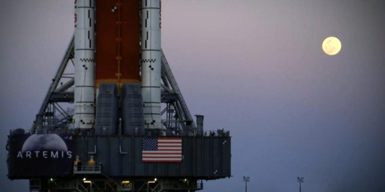 NASA dev roketi Ay yolculuğu için hazırlıyor