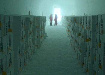 Antarktika'da dünyanın ilk buzul sığınağı açıldı