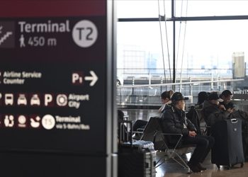 Frankfurt Havalimanında zorlu kış şartları nedeniyle uçuşlarda iptal ve gecikme yaşanıyor
