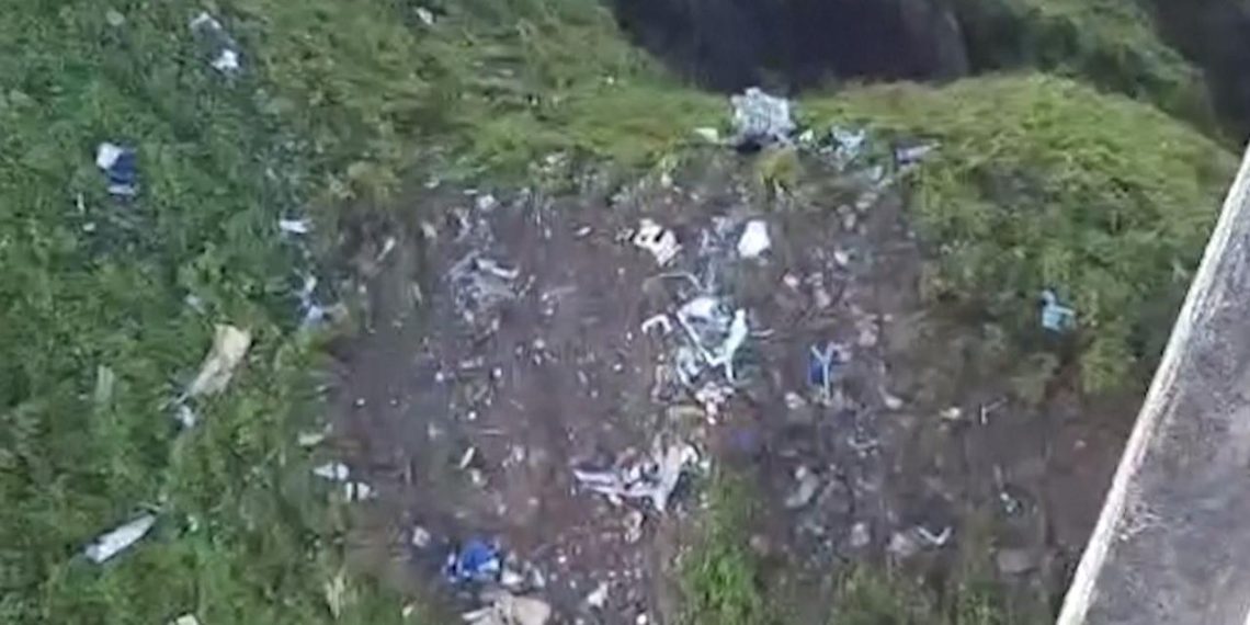 Endonezya'da dağlık alanda kaybolan uçağın enkazına ulaşıldı