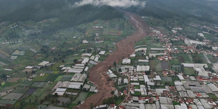 Endonezya'daki toprak kaymasında yaşamını yitirenlerin sayısı 34'e çıktı