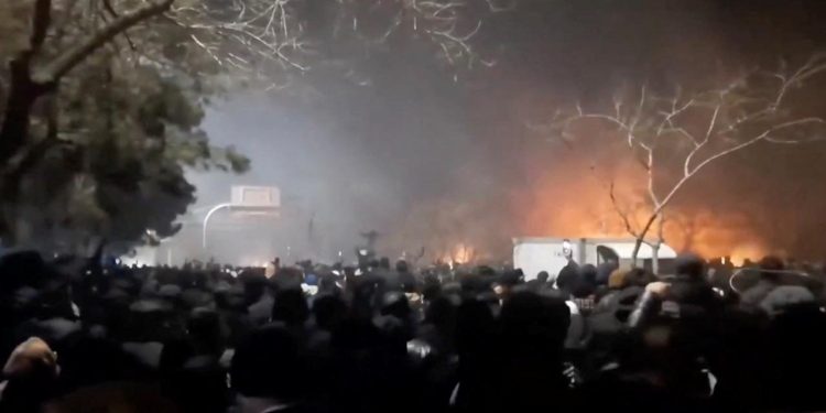 İran devlet televizyonu: Reşt kentindeki gösterilerde 300'den fazla dükkan yandı