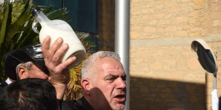 Hayvan üreticileri, Tarım Bakanlığı önünde eylem yaptı