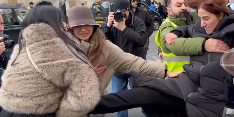 Terör örgütü YPG yandaşları Londra'da vatandaşlara saldırdı