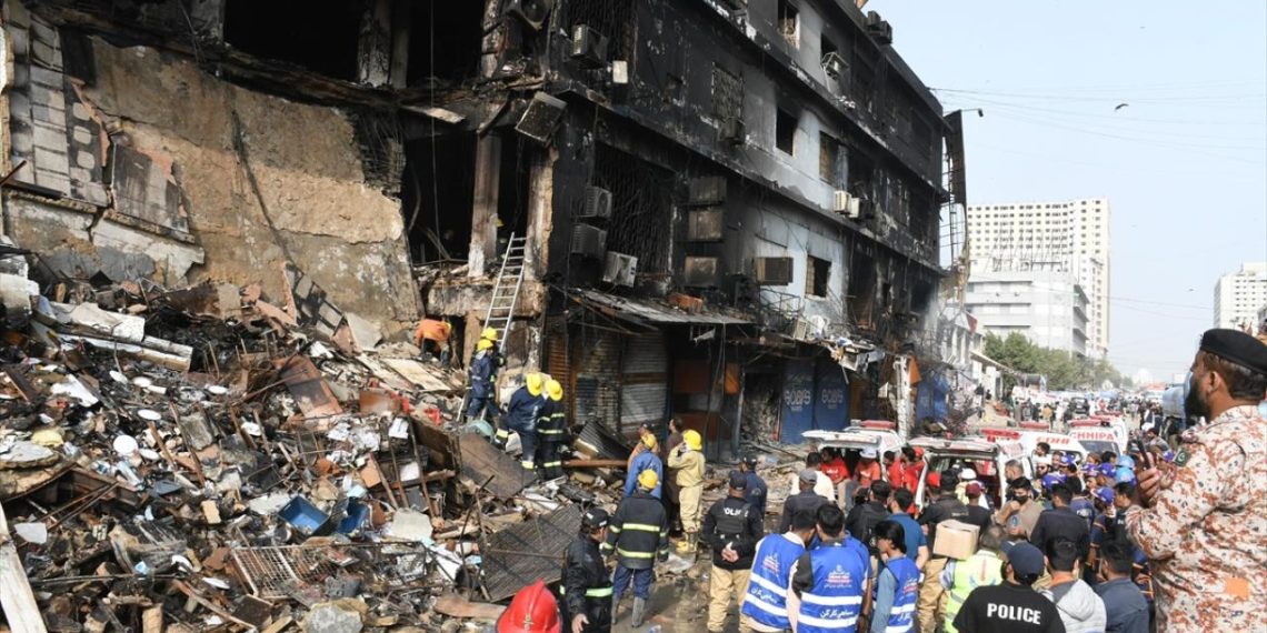 Pakistan'daki alışveriş merkezinde çıkan yangında ölenlerin sayısı 60'a yükseldi