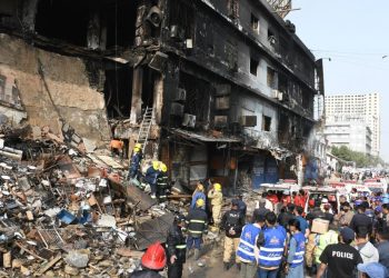 Pakistan'daki alışveriş merkezinde çıkan yangında ölenlerin sayısı 60'a yükseldi