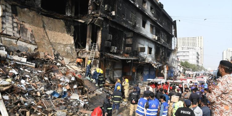 Pakistan'daki alışveriş merkezinde çıkan yangında ölenlerin sayısı 60'a yükseldi