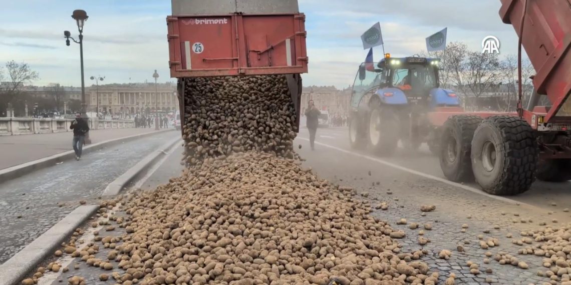 Fransız çiftçiler, Ulusal Meclis'in önüne 30 ton patates döktü
