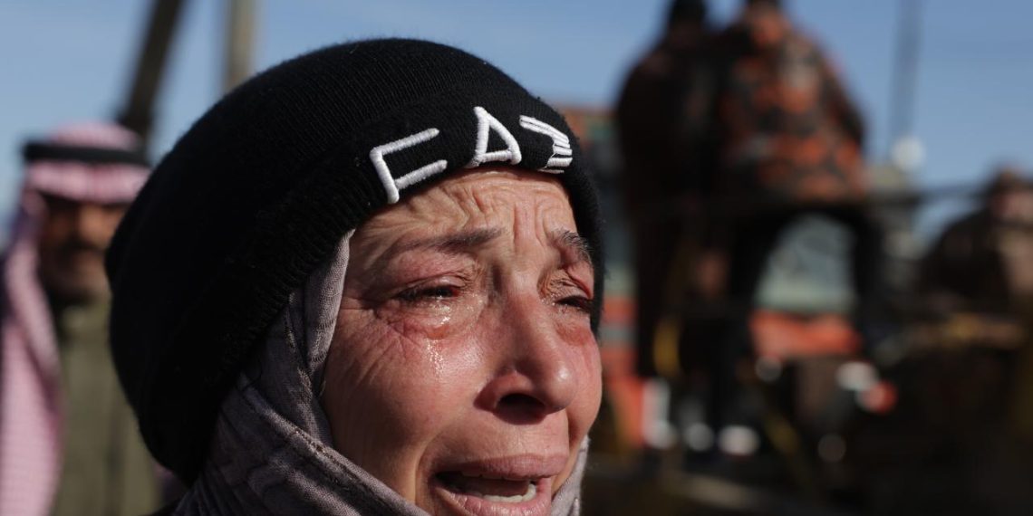 YPG'den kurtarılan Aktan Hapishanesi önünde Suriyeli aileler sevdiklerini arıyor