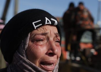 YPG'den kurtarılan Aktan Hapishanesi önünde Suriyeli aileler sevdiklerini arıyor