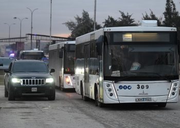 Halepte, tahliye edilmeyi kabul eden terör örgütü YPG mensupları otobüslerle Tabkaya gönderildi