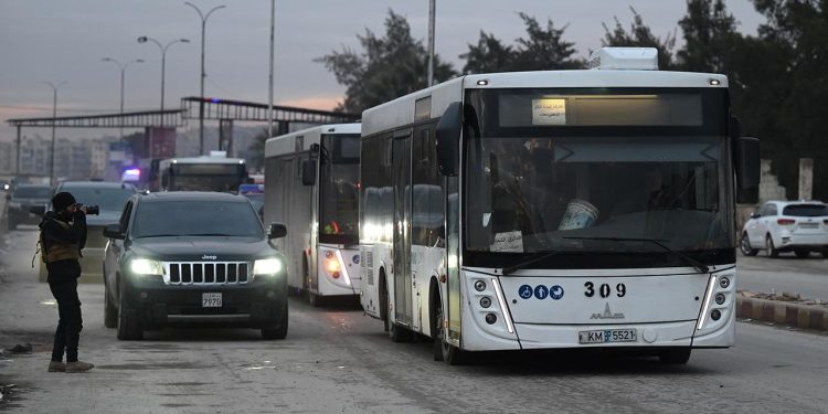 Halepte, tahliye edilmeyi kabul eden terör örgütü YPG mensupları otobüslerle Tabkaya gönderildi