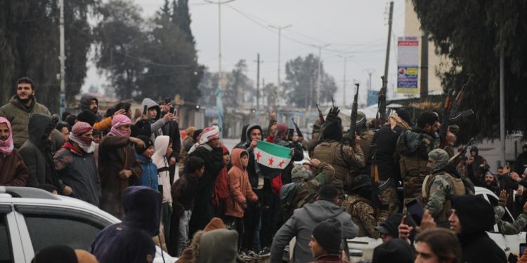 Soğuk ve yağmura rağmen Suriyeliler eve dönüş sevinci yaşıyor