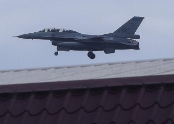 Tayvan'da F16 savaş uçağı eğitim uçuşunda düştü