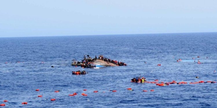 Gambiya açıklarında onlarca kişi denizde kayboldu