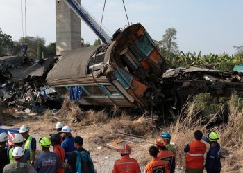 Tayland'da üzerine inşaat vinci düşen trenin devrilmesi sonucu 32 kişi öldü