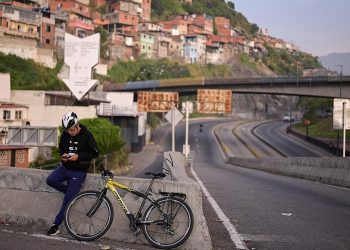 Venezuela halkı belirsizliğe uyandı: Karakas sokaklarında sessizlik