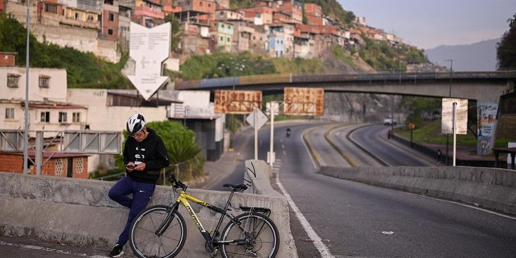 Venezuela halkı belirsizliğe uyandı: Karakas sokaklarında sessizlik