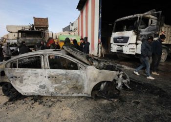 İşgalci İsrailliler, Batı Şeria'da bir köye saldırarak araçları yaktı