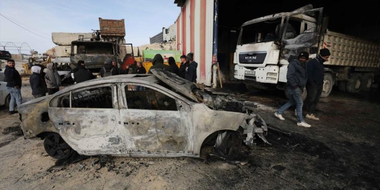 İşgalci İsrailliler, Batı Şeria'da bir köye saldırarak araçları yaktı