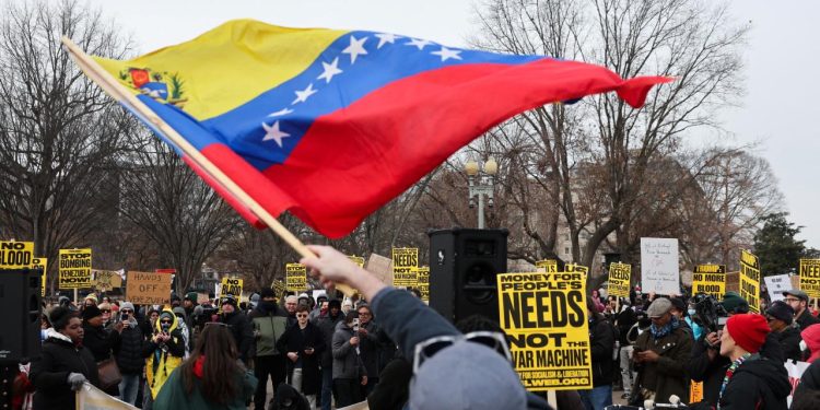 ABD'nin Venezuela'ya askeri müdahalesi Beyaz Saray önünde protesto edildi