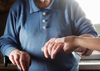 Genç kalmanın yeni reçetesi: Başkasına el uzatmak yaşlanmayı yavaşlatıyor