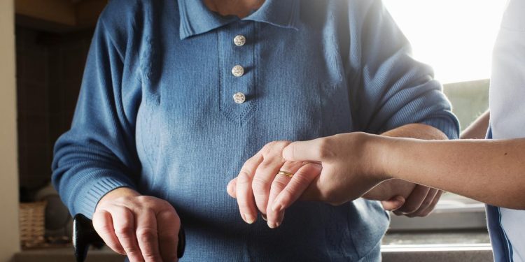 Genç kalmanın yeni reçetesi: Başkasına el uzatmak yaşlanmayı yavaşlatıyor