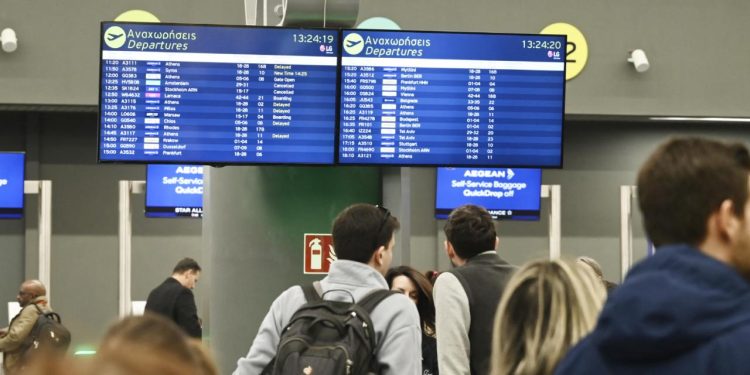 Yunanistan hava sahasındaki teknik arıza nedeniyle çok sayıda uçuş aksadı