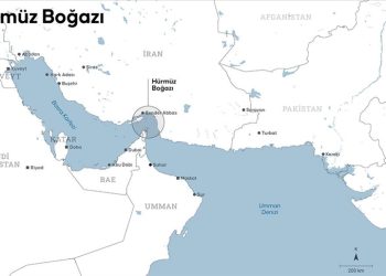 Uyarıları dikkate almadan Hürmüz Boğazı’ndan geçmeye çalışan bir petrol tankeri vuruldu