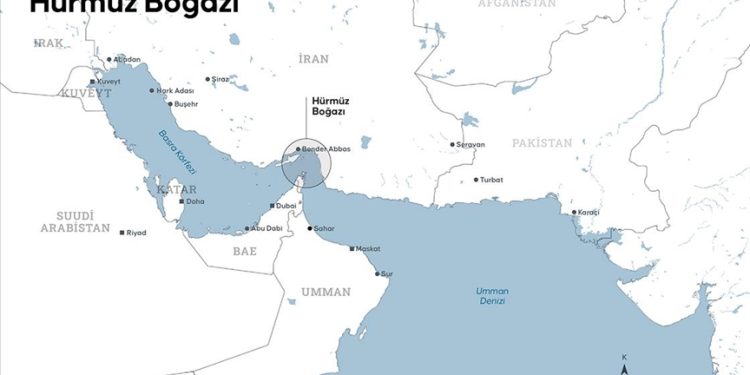 Uyarıları dikkate almadan Hürmüz Boğazı’ndan geçmeye çalışan bir petrol tankeri vuruldu
