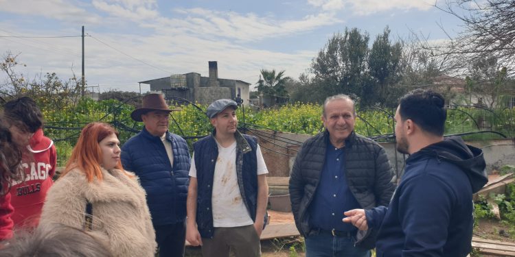 Ataoğlu, “Ada Çocukları” dizisinin çekim setine giderek gençlerle bir araya geldi