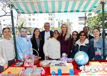 Erhürman, çifti Emekçi Kadınlar Panayırı’nı ziyaret etti
