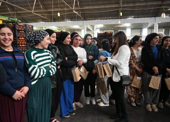 Özçınar, iki narenciye fabrikasında kadın emekçilerle bir araya geldi