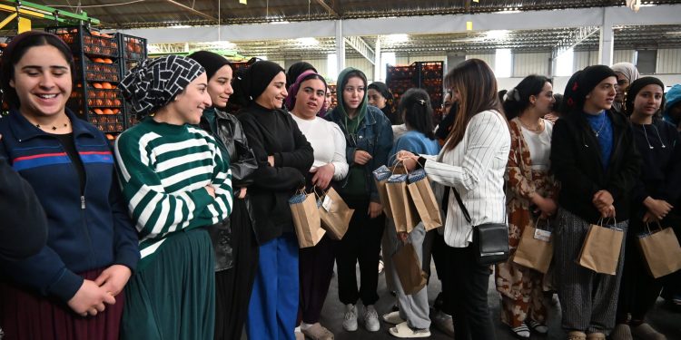 Özçınar, iki narenciye fabrikasında kadın emekçilerle bir araya geldi