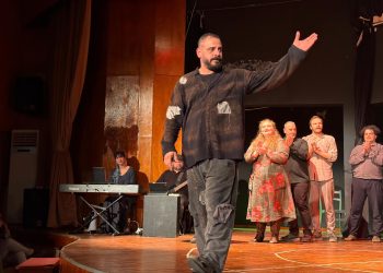 Kıbrıs Türk Devlet Tiyatroları “Kafkas Tebeşir Dairesi” oyununu sahneledi