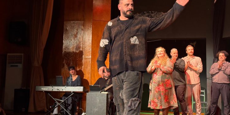 Kıbrıs Türk Devlet Tiyatroları “Kafkas Tebeşir Dairesi” oyununu sahneledi