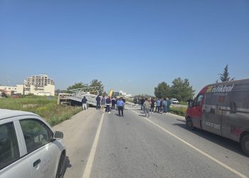 Dörtyol’daki kaza… Büyük trafik levhası yola devrildi