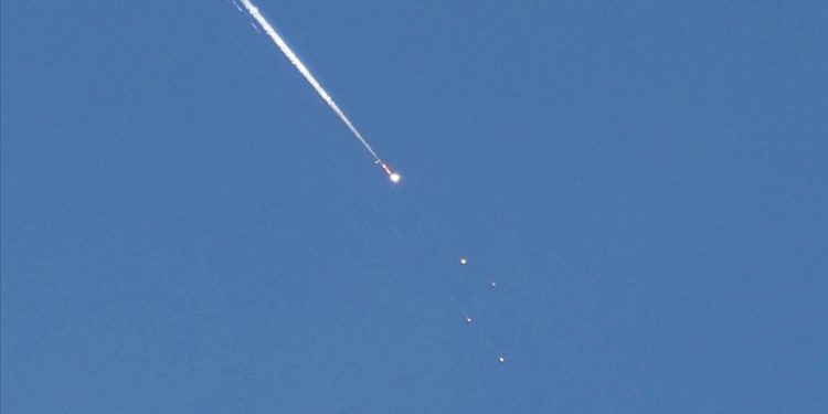 Hizbullah: Deniz tipi kruz füzesiyle Lübnan açıklarında İsrail askeri gemisini hedef aldık