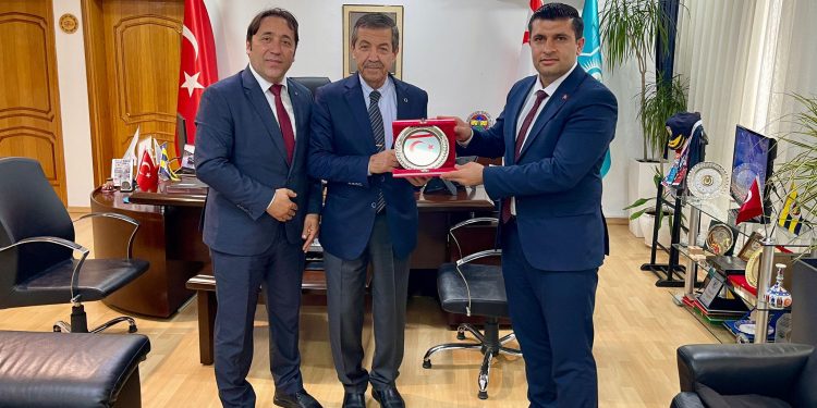 Dışişleri Bakanı Ertuğruloğlu, TÜRKGEF Başkanı Bayduz’u kabul etti